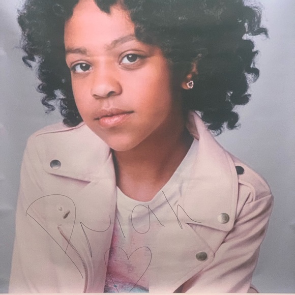 Priah Stranger Things Vinyl 5’/4’ SIGNED poster - Picture 1 of 4